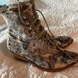 Jeffrey Campbell Elmcroft Booties 9